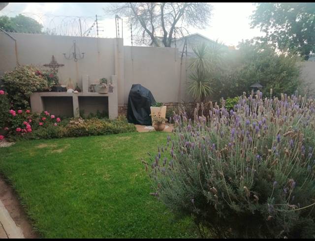 2 BEDROOM TOWNHOUSE FOR SALE IN SUNDOWNER